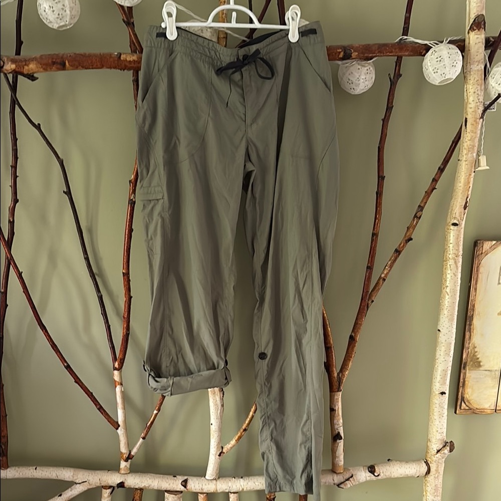 Women’s Eastern Mountain Sports Green Trousers Sleek Design